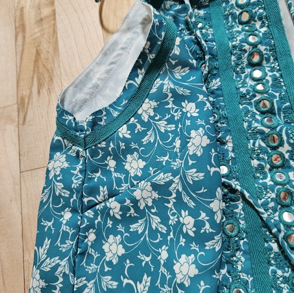 Sleeveless blouse with Adjustable Straps And Decorative mirrors - Picture 11 of 11